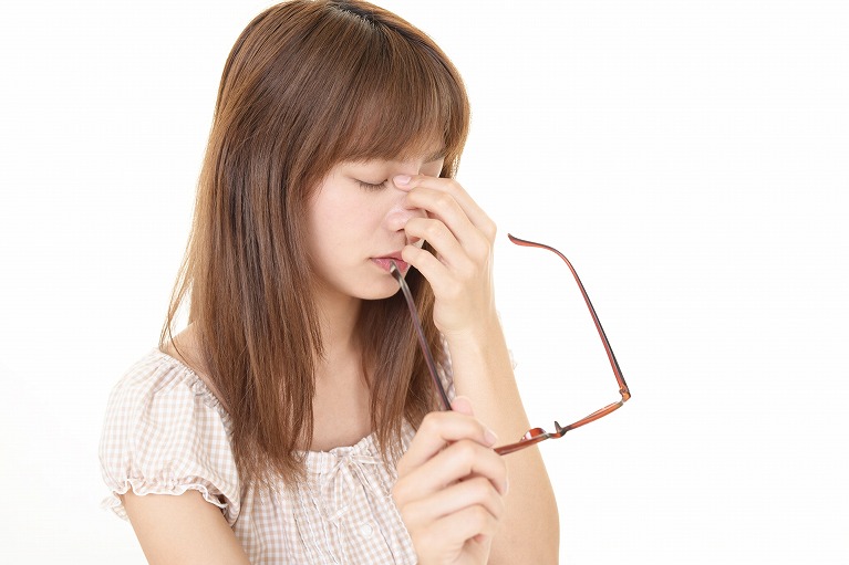 目がピクピクする原因について
