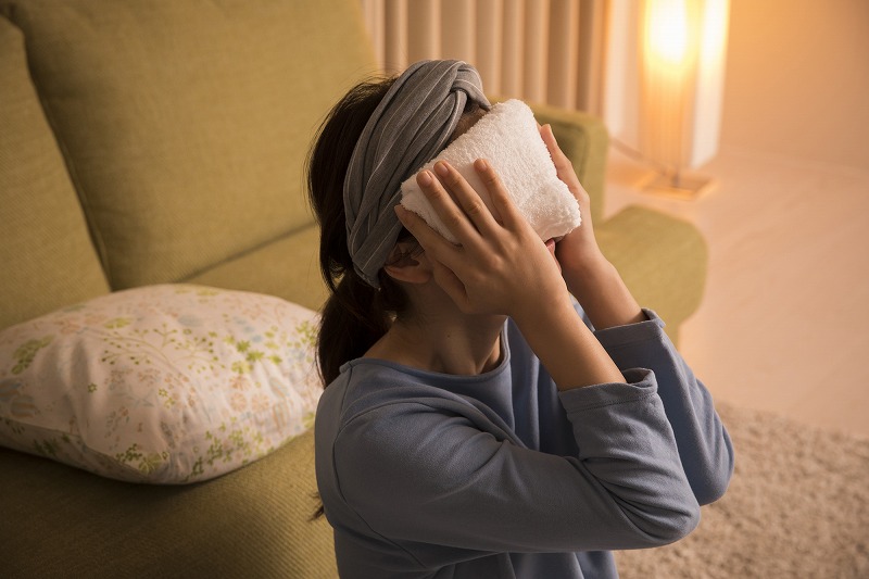 温冷タオルを目元に当てる